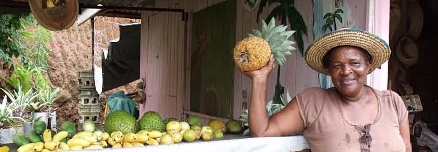 Belizean woman with the pineapple 