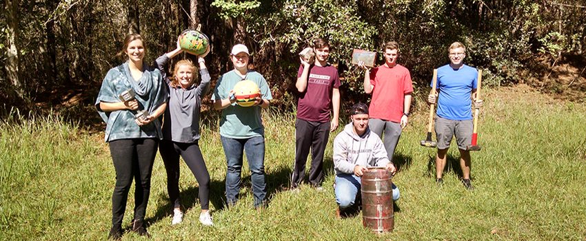 Group image of Geology students outside.