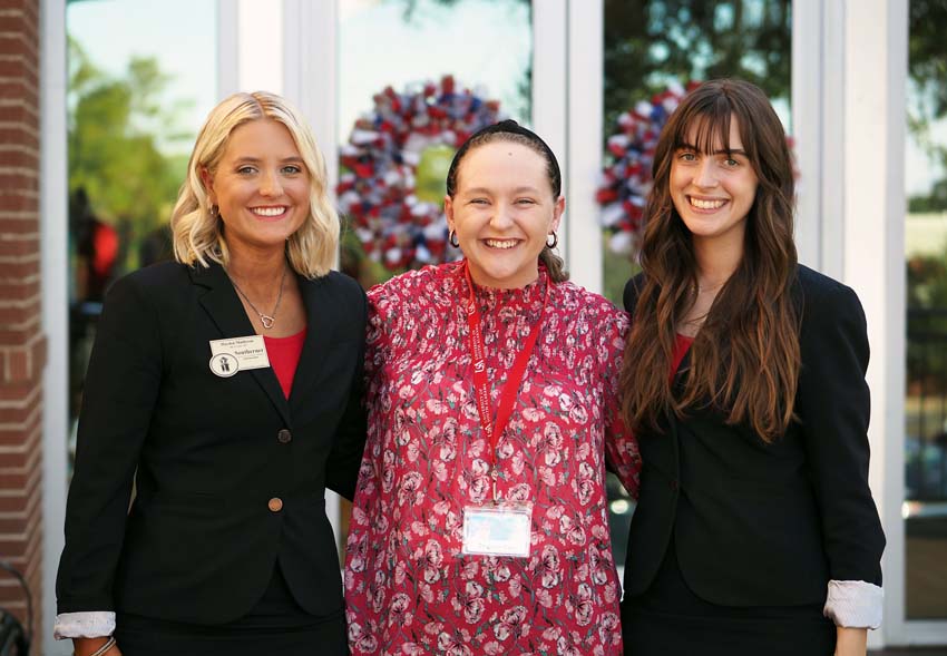 Southerners' members welcoming Southerners Alumni to the reunion event