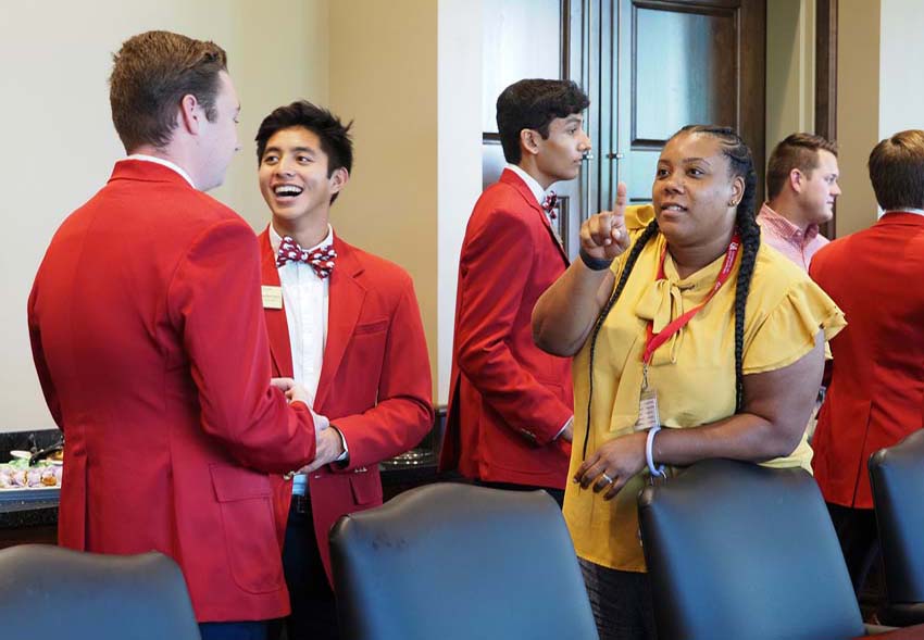 Southerners' members welcoming Southerners Alumni to the reunion event