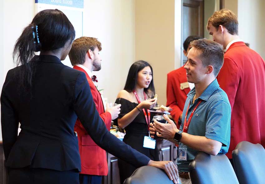 Southerners' members welcoming Southerners Alumni to the reunion event