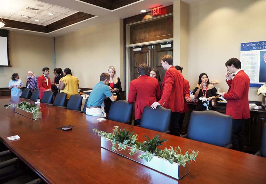 Southerners' members welcoming Southerners Alumni to the reunion event