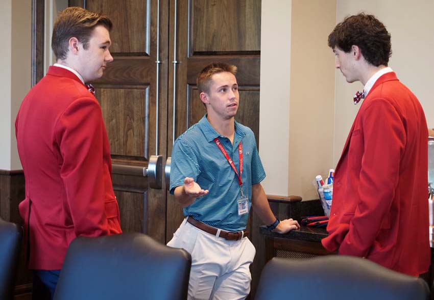 Southerners' members welcoming Southerners Alumni to the reunion event