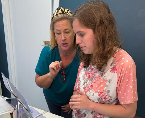 Passage USA student receiving instruction from their employer during their internship