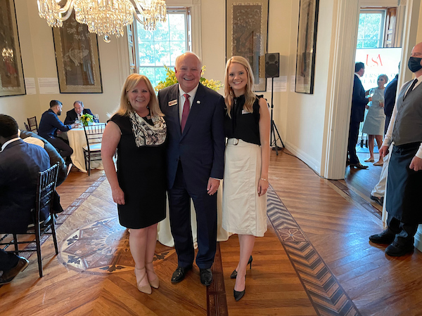 President Jo Bonner with South Alabama alumni's smiling for a picture.