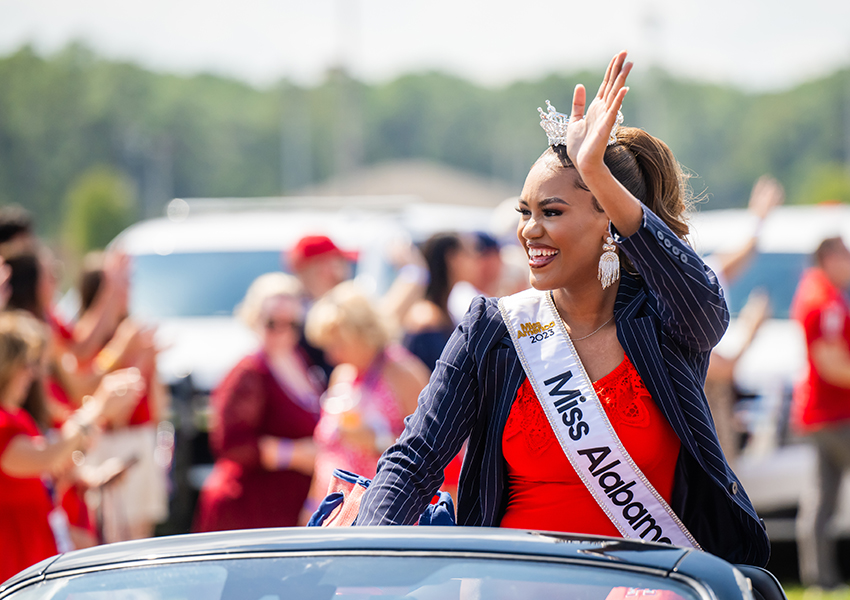 Mrs. Alabama waving to a crowd.