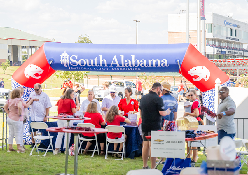 A group of alumni at an event.