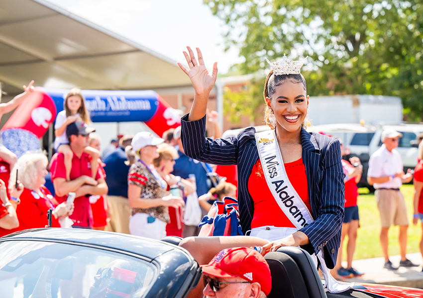 Mrs. Alabama waving to a crowd.