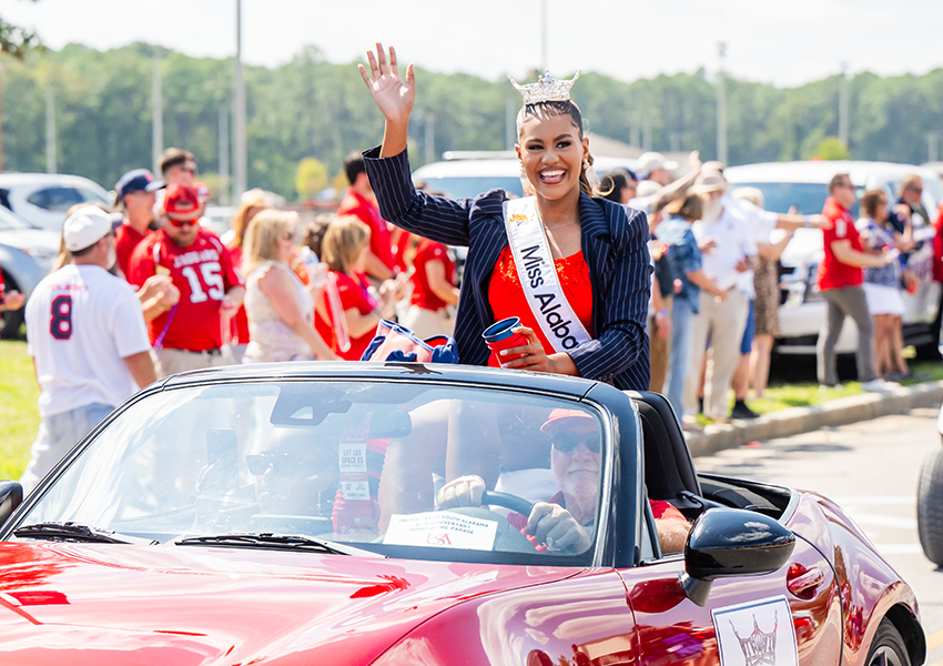 Mrs. Alabama waving to a crowd.