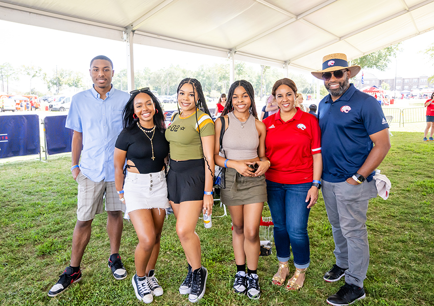 A group of alumni smiling.