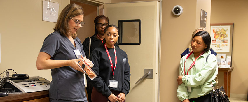 Professor shows model to students.