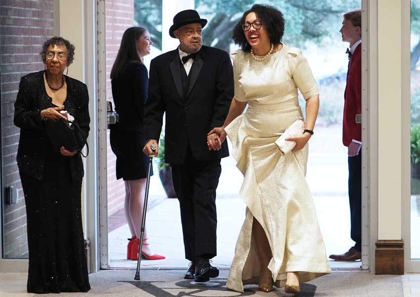 ambassadors holding the door open for arriving alumni