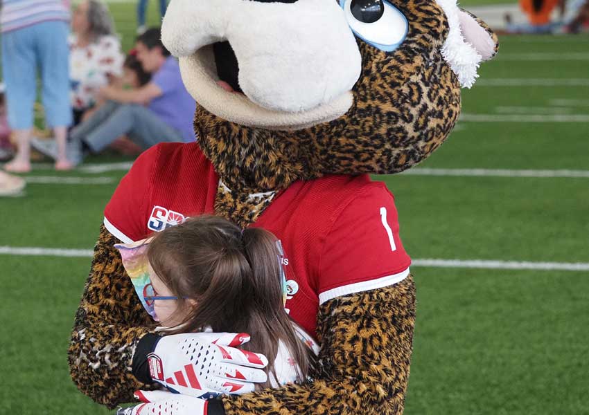southpaw hugging a young girl