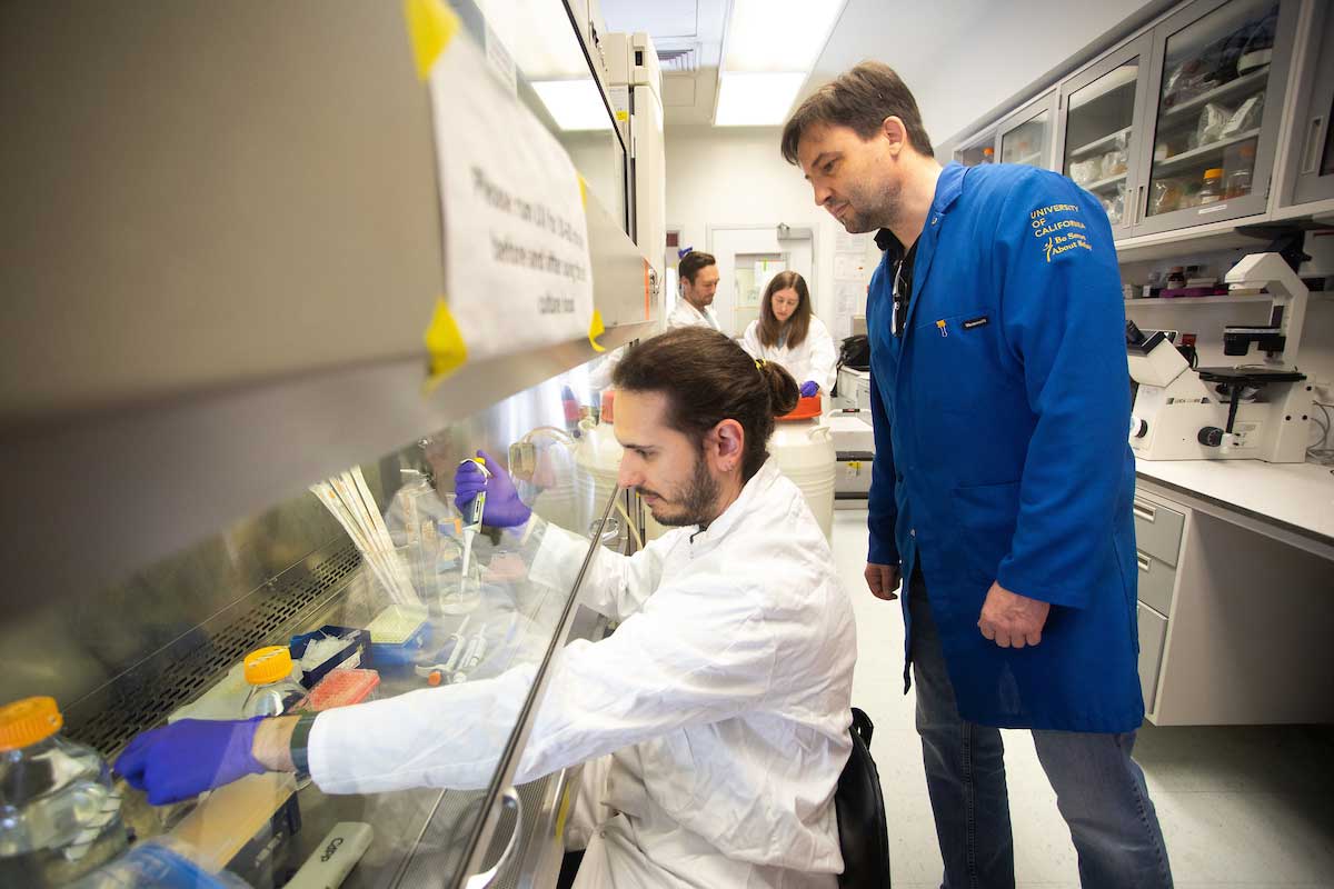 Photo of Dr. Richter and BMS student Edward Fiedler in the lab