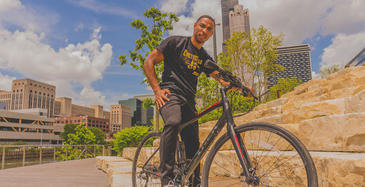 2009 South graduate, Jaysum Hunter completed a 21-day, 1,000-mile bike ride from his home in Chicago to his hometown of Mobile. data-lightbox='featured'