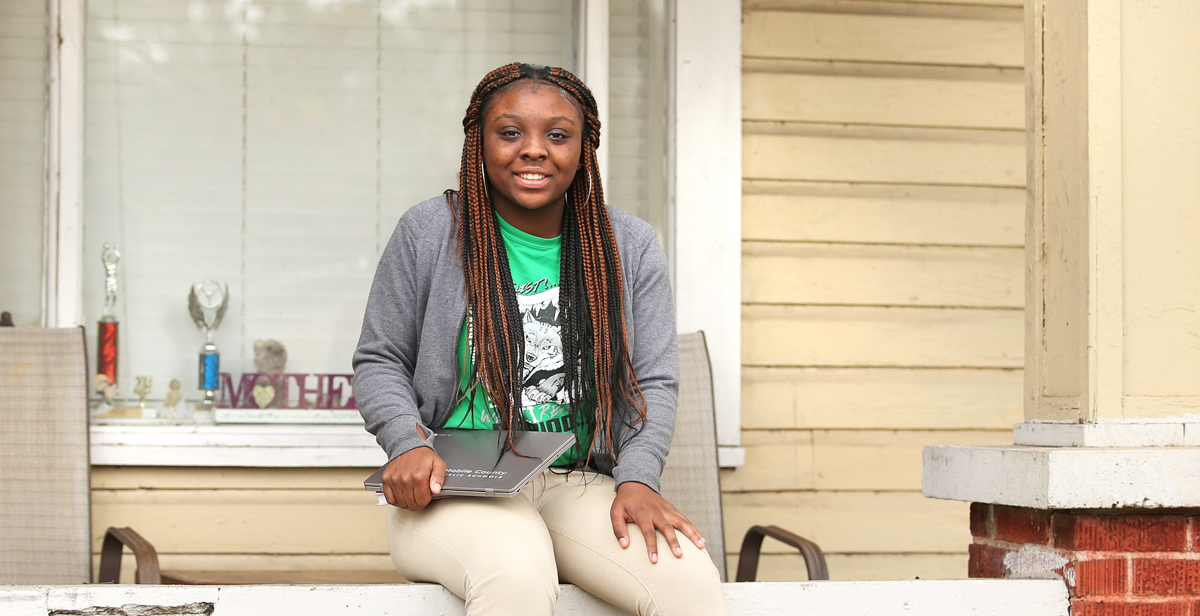 Amre Davis, a Vigor High School student who is taking courses at the University of South as part of the Start South dual enrollment program, starts her schoolwork as early as 4 a.m. “I get up, set up my laptop, maybe have a bowl of cereal, and get going on my assignments,” she said.