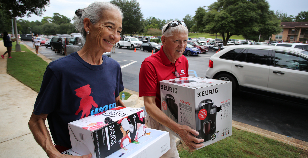 Drs. Tony and Julee Waldrop help students move in to residence halls in 2018.