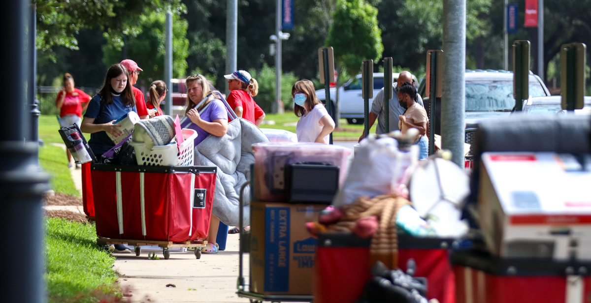 University of South Alabama students during Move-In Day. 