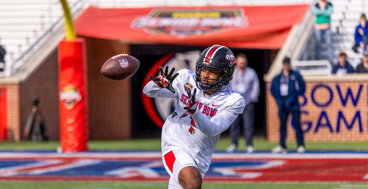 senior bowl player catching a ball