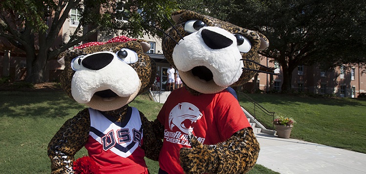 More than 700 University of South Alabama faculty, staff, students and alumni helped students move into residence halls on Saturday, Aug. 16, as a new academic year kicked off this week.