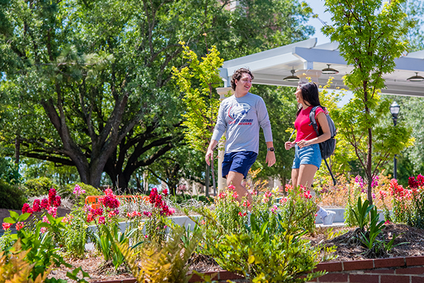 USA Students walking across campus.