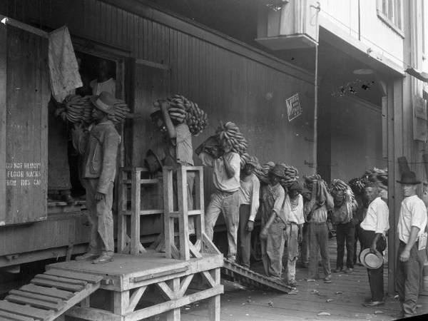 Mobile banana dock workers, 1920s. Courtesy of Erik Overbey Collection, The Doy Leale McCall Rare  Book and Manuscript Library, University of South Alabama.